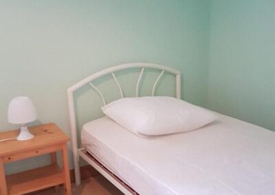 Chambre avec lit simple